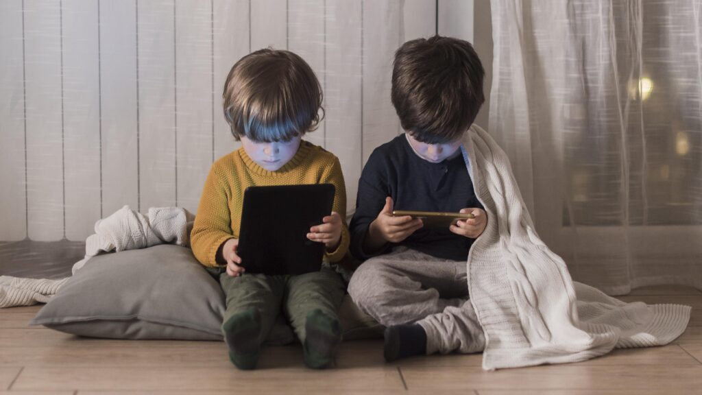 Uso excessivo de telas: aumenta número de miopia entre crianças e adolescentes
