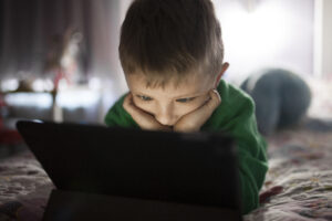 Como o uso excessivo de telas está afetando a visão infantil e o que fazer para proteger seu filho